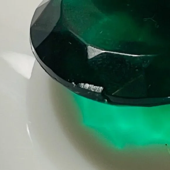 Vintage Art Deco Emerald Acrylic Resign & Antique Gold Dangle Clip Earrings - Picture 5 of 8